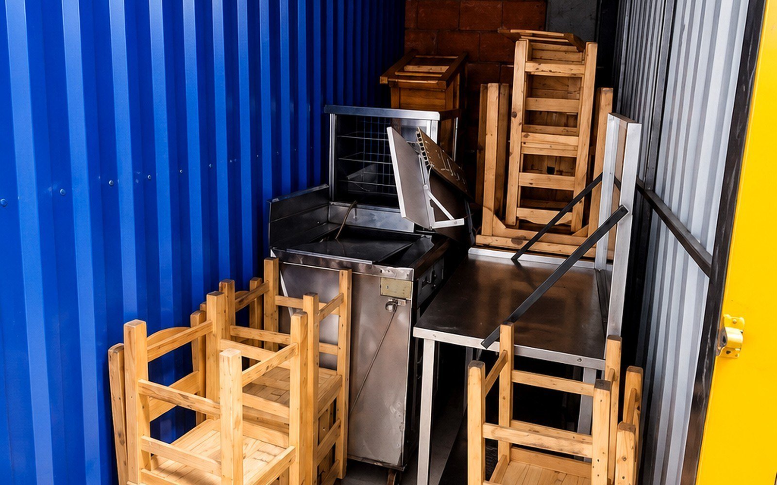 Muebles y equipos almacenados en bodega