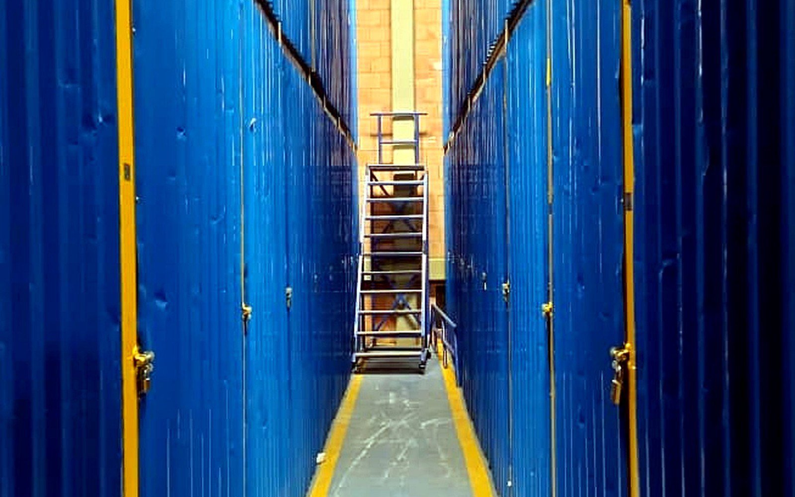 Pasillo de bodegaje NEXCARGA con unidades de almacenamiento